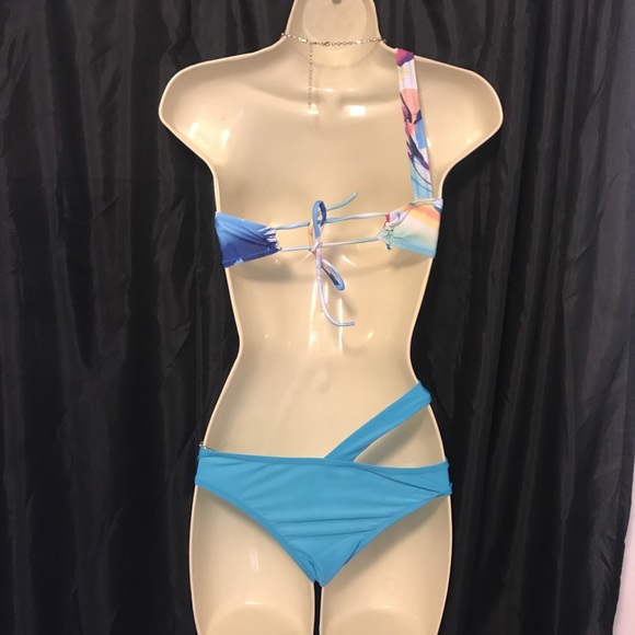 Tropical Asymmetric bikini top has removable pads - Picture 3 of 3